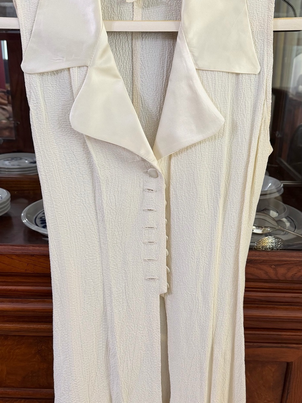 Vintage City Triangles Ivory Sleeveless Satin-Collar top